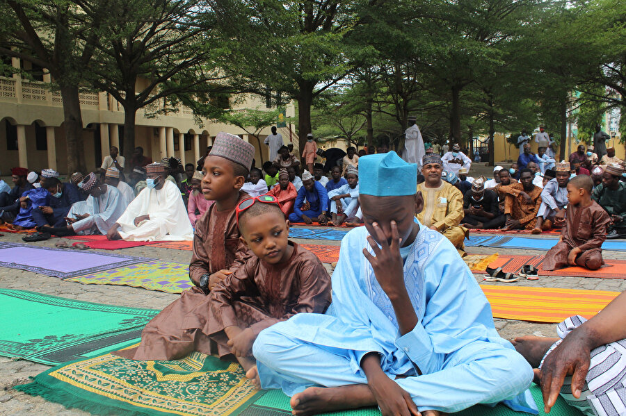 Geleneksel kıyafetleriyle bayram namazına katılan Nijeryalı çocuklar. 