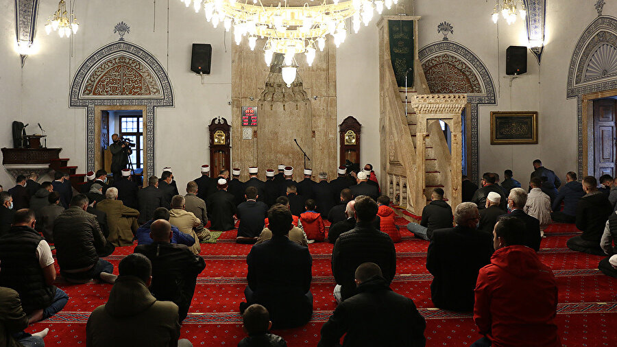 Üsküp'teki Mustafa Paşa Camii'nde kılınan bayram namazı.