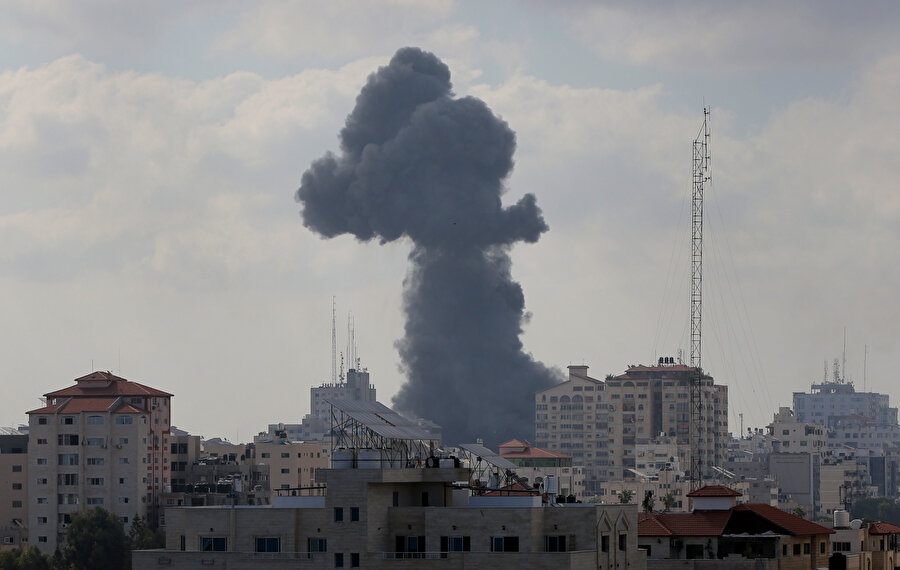 İsrail'in gece saatlerinden beri devam eden, Gazze Şeridi'ne yönelik bombardımanları.