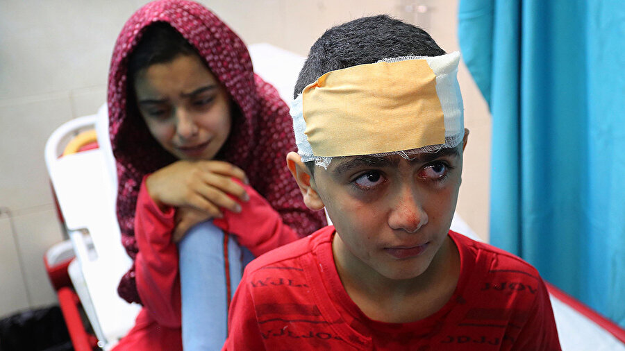 İsrail hava saldırılarında yaralanan Gazzeli çocuklar. 