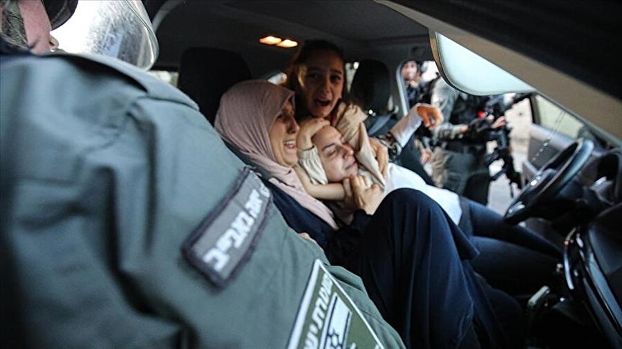 Şeyh Cerrah Mahallesi'ndeki zorunlu göçü protesto eden Filistinli kadınlar her seferinde İsrail polisinin şiddetine maruz kalıyor.