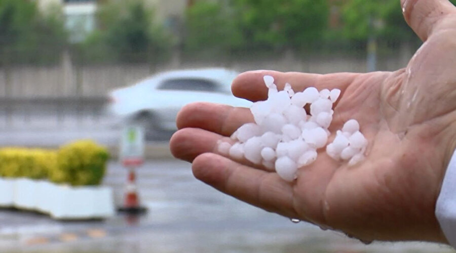 İstanbul'da dolu sürprizi: Sürücüler köprü altlarına sığındı