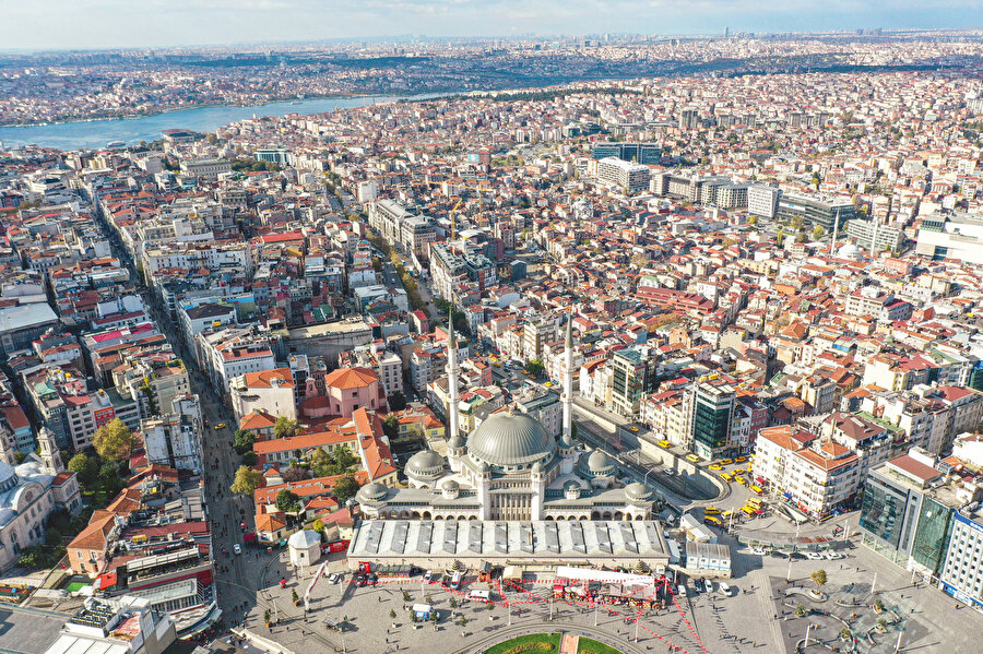 143 yıllık sabır ve gayretin sonucunda Taksim Camii nihayet açılıyor. 1950 yılından itibaren sağcı veya solcu fark etmeksizin, her siyasinin açma sözü verdiği ve bir şekilde girişimde bulunduğu Taksim Camii, Hıristiyan âlemi ve içimizdeki Bizans hayranlarınca engellenegeldi. 