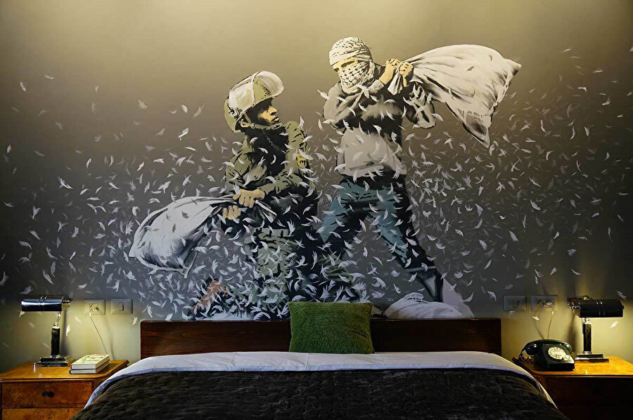 Banksy’nin Walled Off’ta yaptığı çalışmalardan biri.