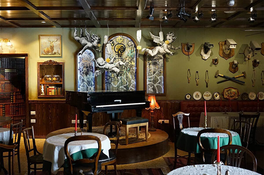 Piyano barı ve yemek salonu. Piyano, yerleştirilen sistem sayesinde kendi kendine çalıyor. 