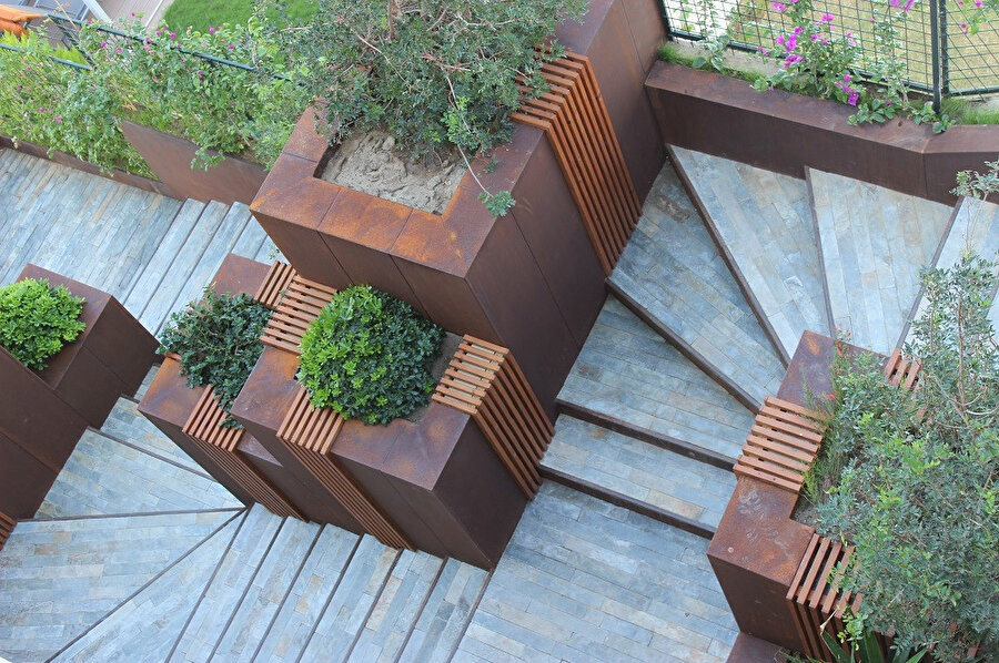 Projedeki 7 metrelik kot farkı; peyzajda kullanılan basamaklar ve yeşillendirmeyle çözüme kavuşturuluyor.