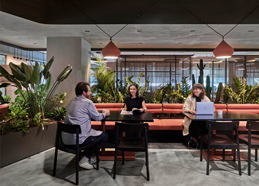 Ofis, geleneksel iş yeri tasarımı çizgisinin dışına çıkarak modern bir duruş sergiliyor.