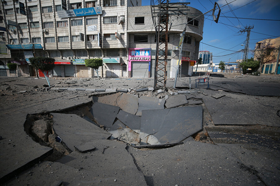Gazze'de önemli yollar ve caddeler İsrail'in hedefi oluyor.