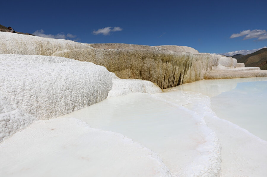 Van’ın Pamukkale’si Başkale Travertenleri görenleri büyülüyor
