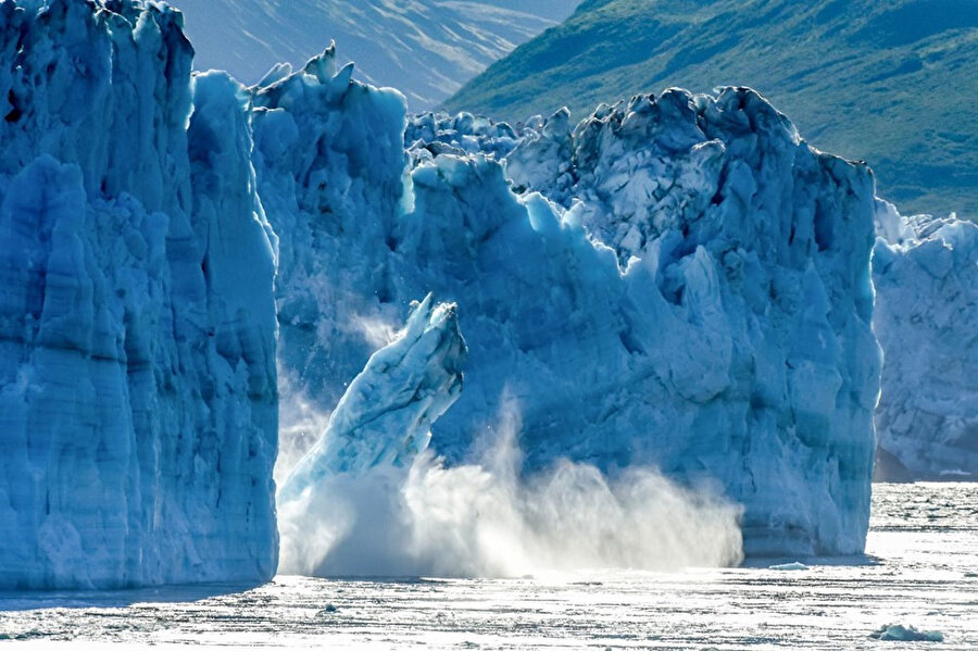 Dünyanın en büyük yüzen buzdağının 4 bin 320 kilometreyi kapsadığı ve 175 km uzunluğunda olduğu belirtildi