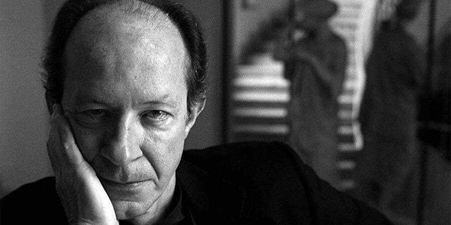 Giorgio Agamben günümüzde yaşayan bir İtalyan siyaset felsefesi düşünürü ve eğitimcisi.