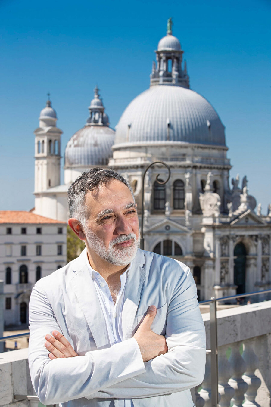 Hashim Sarkis. 2018’deki bienalde, 2020 bienalinin küratörlüğünü yapacağı belirlenmişti.