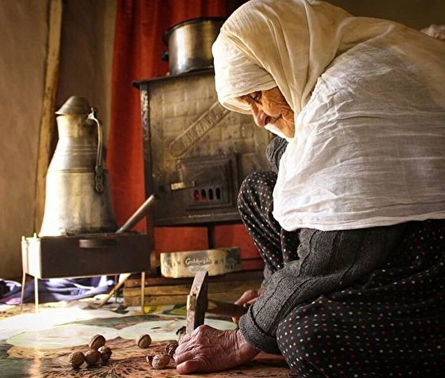 Ayşe Eme güne sabah namazından önce başlardı. Kalkar abdestini alır, namazını kılardı.