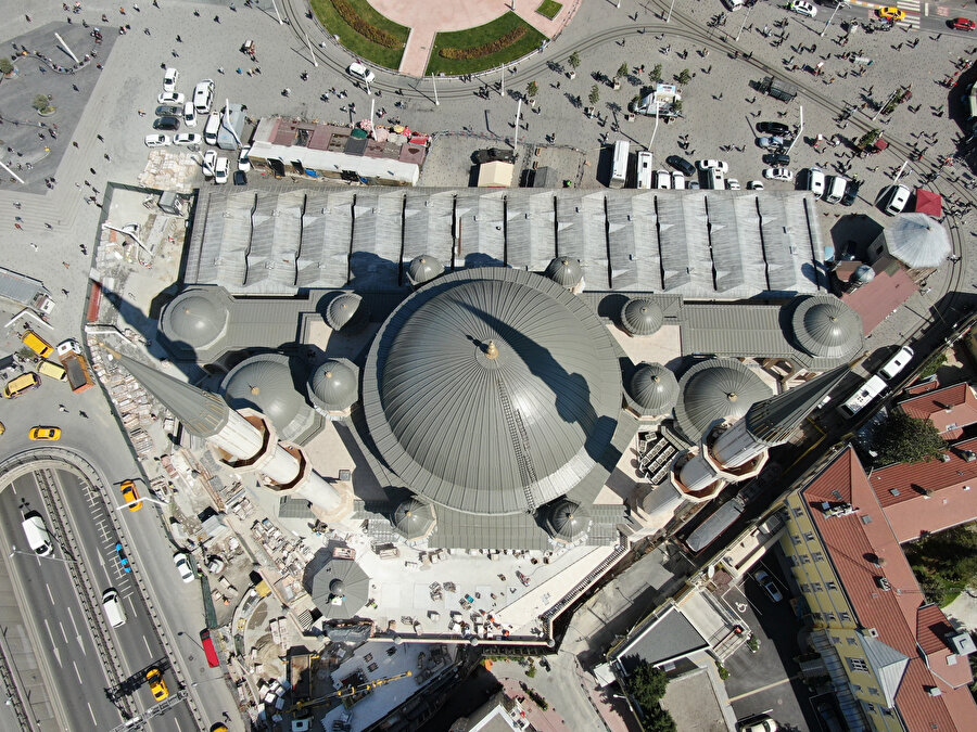 Tayyip Erdoğan, Taksim’e cami yaptırma fikrini kafasına koymuştur bir kere. Ancak AK Parti kurulduğu ilk yıllarda gerilimi artırmama stratejisiyle uzun süre gündeme gelmez. 