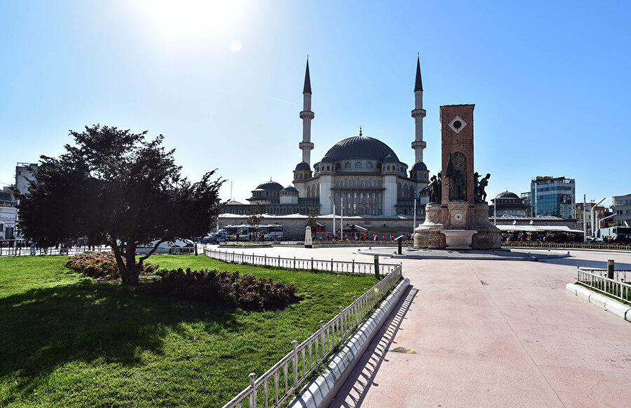 Taksim Camii, her seferinde laiklerle dindarlar arasında mücadele konusu olduğu gibi, 4 ihtilalin de görünmeyen sebepleri arasındaydı. 