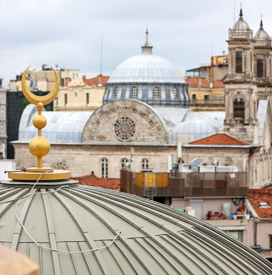 Ayasofya ve Kariye camilerinin yeniden ibadete açılması gibi bir devrin kapanma nişanesi de olan Taksim Camii Türkiye’ye ve İslam âlemine hayırlı olsun! Bir kez daha müşahede ettik ki, vakti gelmeden hiçbir şey olmuyor ve sabır, istifade edilmesi elzem olan en kudretli ilaçmış. Hoş geldin Taksim Camii Şerifi, hayırlı olsun Büyük Türkiye!