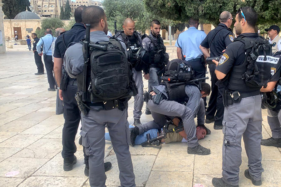 Aksa'da ibadet eden bir Filistinlinin de İsrail polisi tarafından sert bir müdahaleyle gözaltına alındığı gözlemlendi. 