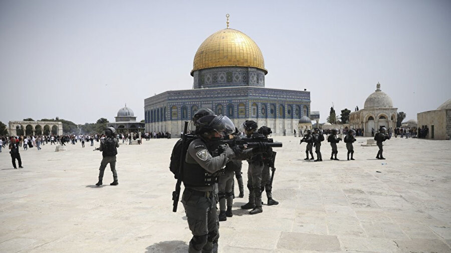 Hamas ve İsrail arasında yapılan ateşkese rağmen İsrail polisi Mescid-i Aksa'da Filistinli sivillere ses ve gaz bombasıyla müdahale etmeye devam etti.
