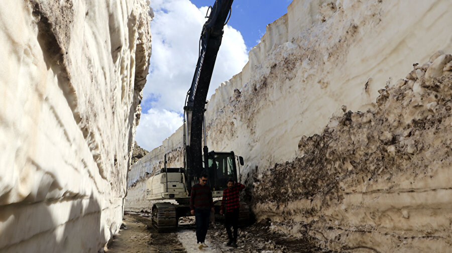 Mayıs ayının son günlerinde de karla mücadele sürüyor: 8 metreyi aştı
