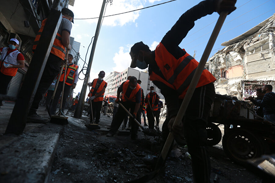 Gazze sokakları enkazlardan temizleniyor.