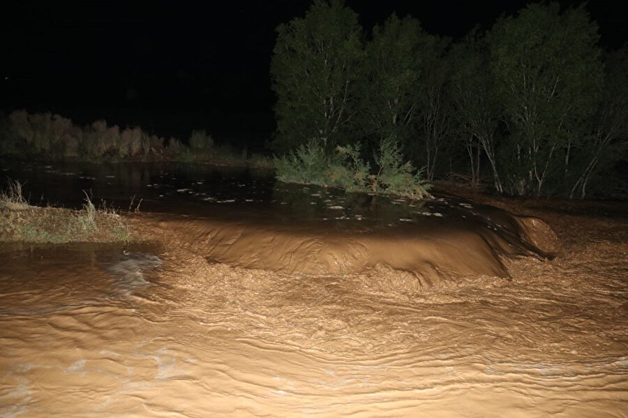 Iğdır'da önce fırtına sonra sel: Türkiye-Nahçıvan karayolu ulaşıma kapandı