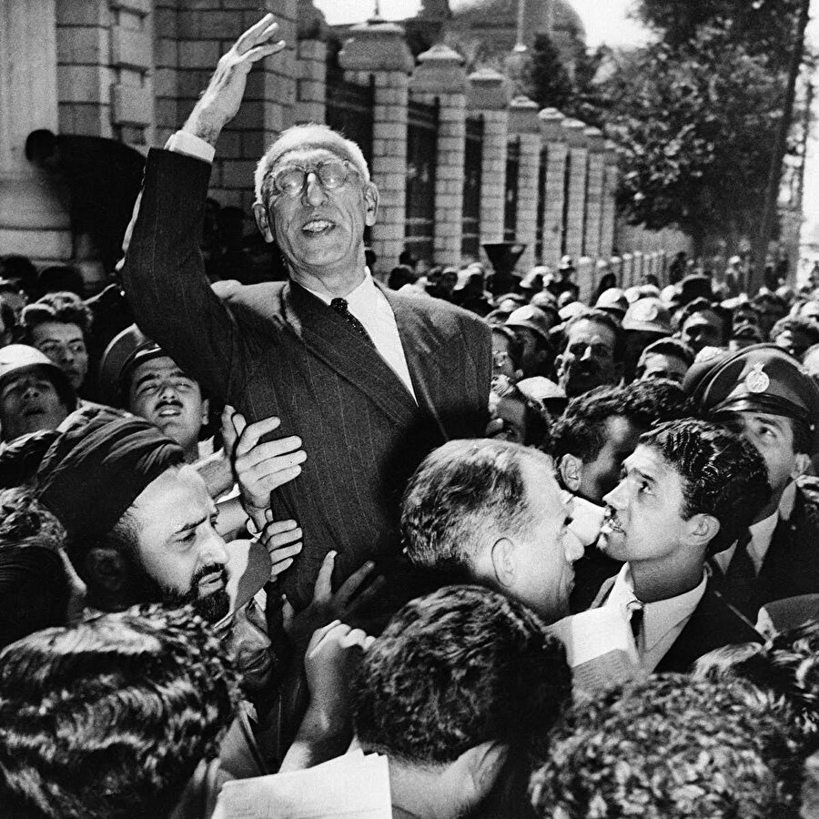CIA darbesinde kilit önemdeki ulema 1979’daki devrimin öncülüğünü yapacaktı. Ayetullah Behbehanî o günlerde bir trafo gibi para dağıttığından piyasada bolca “Behbehanî doları” dolaşıyordu. İngilizler paraları bisküvi kutularında dağıtıyordu ama darbe tahminlerinden daha ucuza mal oluyordu. MI6 şeflerinden biri, “İran ordusunun ülke dışında görevli bir komutanından çok hayati bir bilgiyi bir kilo Lipton çayı karşılığında sızdırdığıyla övünüyordu.”