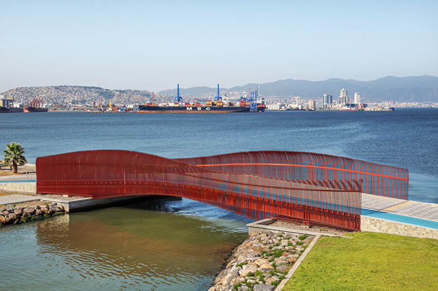 İzmir Limanı ile köprünün görünümü.