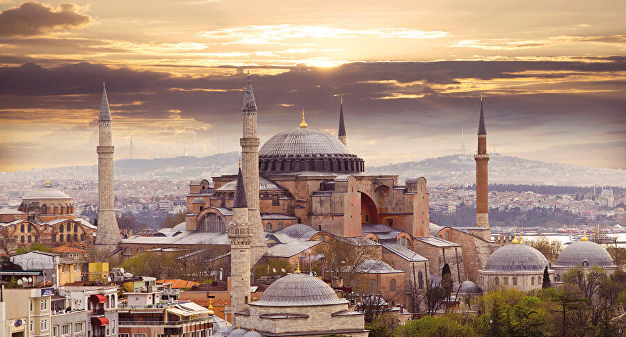 İstanbul tam bir vakıf şehri. Sadece Fatih'te Osmanlı'dan kalma 9665 vakıf eseri bulunuyor. Bunların büyük bir kısmı tahrip olmuş ya da yok olmuş eserler. Bu harap olmuş vakıf eserlerini ihyada ise büyük sorunlar yaşanıyor. Çünkü İstanbul'da çoğunlukla bir eserin üstü Osmanlı, onun altı Bizans, onun altı da Roma yapısı çıkıyor.