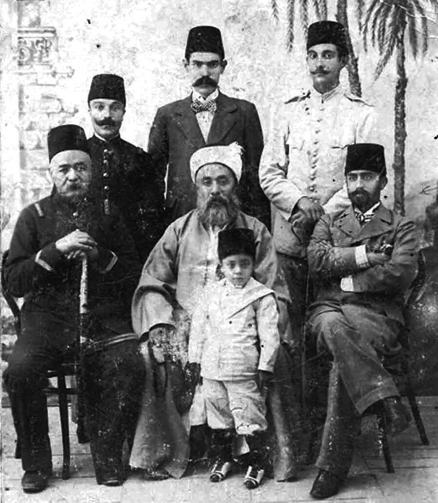 Ömer Lütfi Efendi kuzeni Ahmet Ataullah Bey ve bazɪ zabitan, İstanbul, 1901