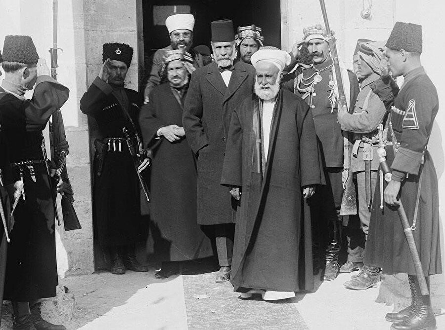 1908'de II. Abdülhamid tarafından Mekke Emiri olarak atanan Hüseyin bin Ali el-Haşimi, bilinen adıyla Şerif Hüseyin.
