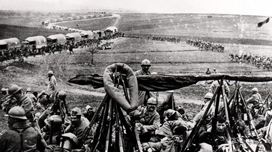 21 Şubat 1916'da başlayan ve tam 300 gün süren Fransa ve Almanya arasındaki savaş, iki taraftan da 300 bin askerin yaşamını yitirmesine neden oldu. Verdun Savaşı, tarihin en kanlı muharebelerinden biri olarak kayıtlara geçti.