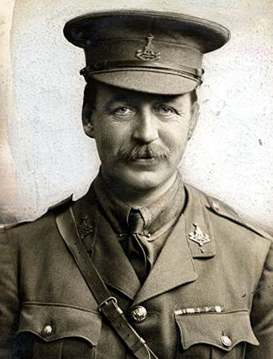 Mark Sykes. I. Dünya Savaşı başladığında Ortadoğu uzmanlığından yararlanabileceği bir iş ararken İngiltere Savaş Bakanı Lord Kitchener'in yaveri olmuştu.