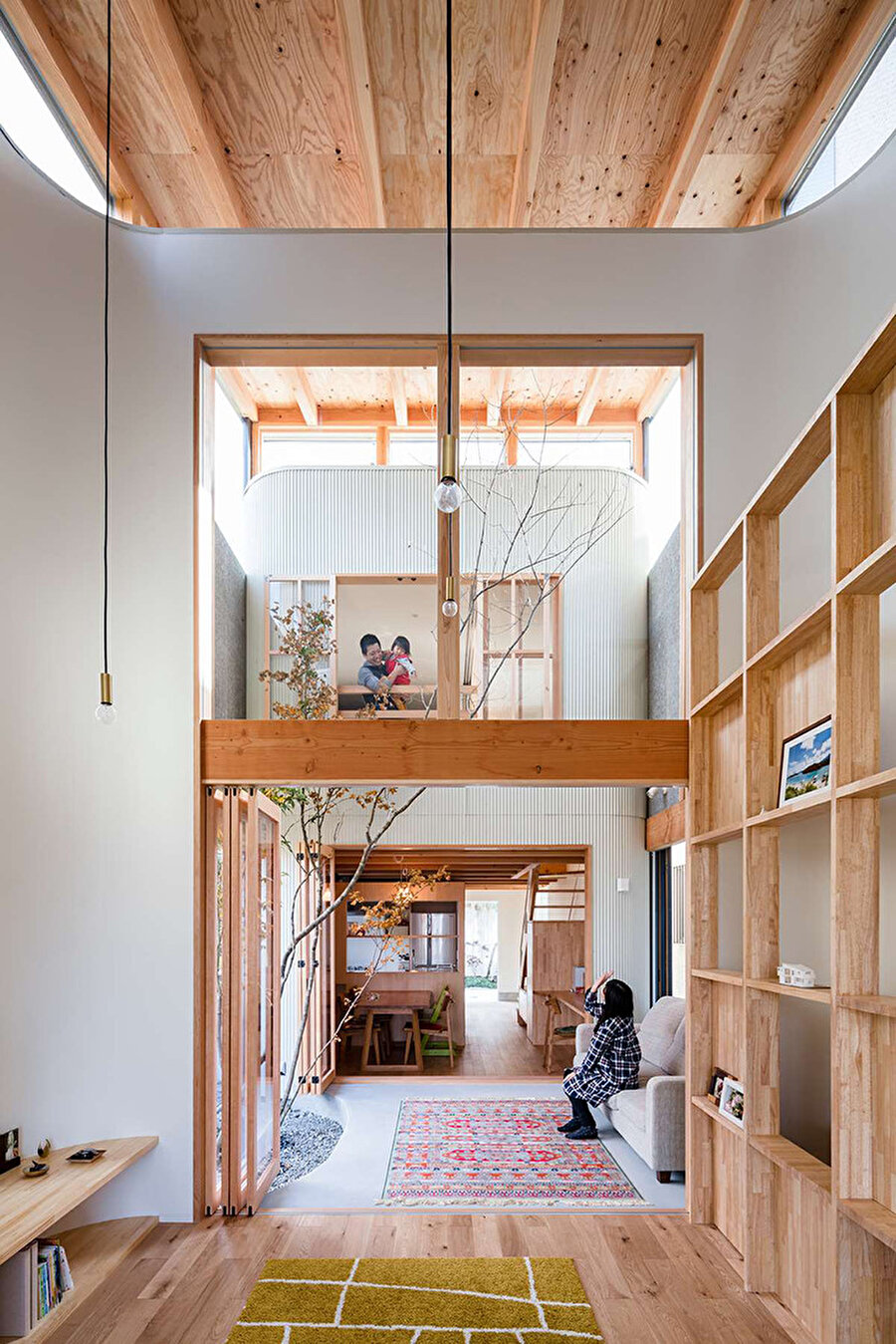 Evin sahip olduğu minimalist tarz, iç mekanda da kendini gösteriyor.