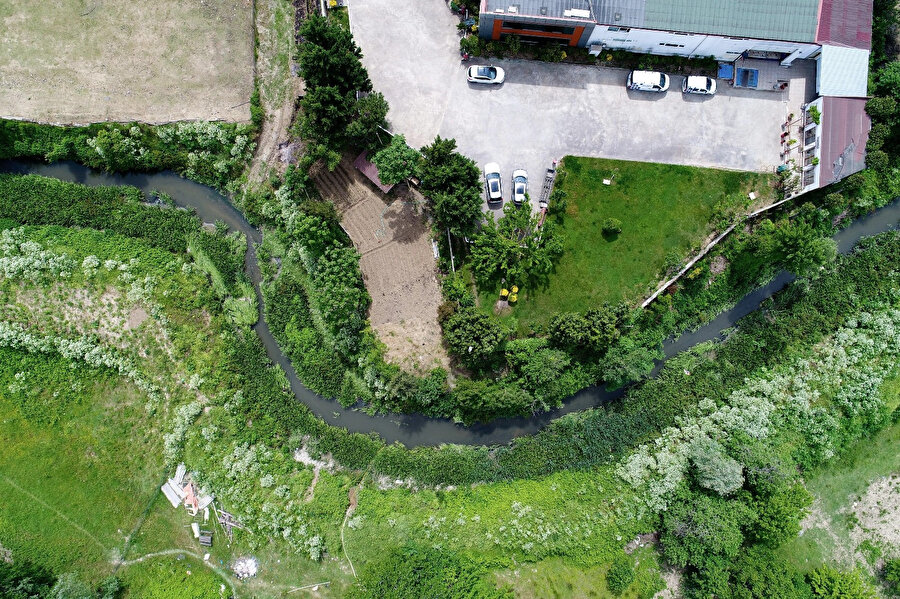 Kötü koku yayılmaya başladı: Kağıthane Deresi siyah akıyor