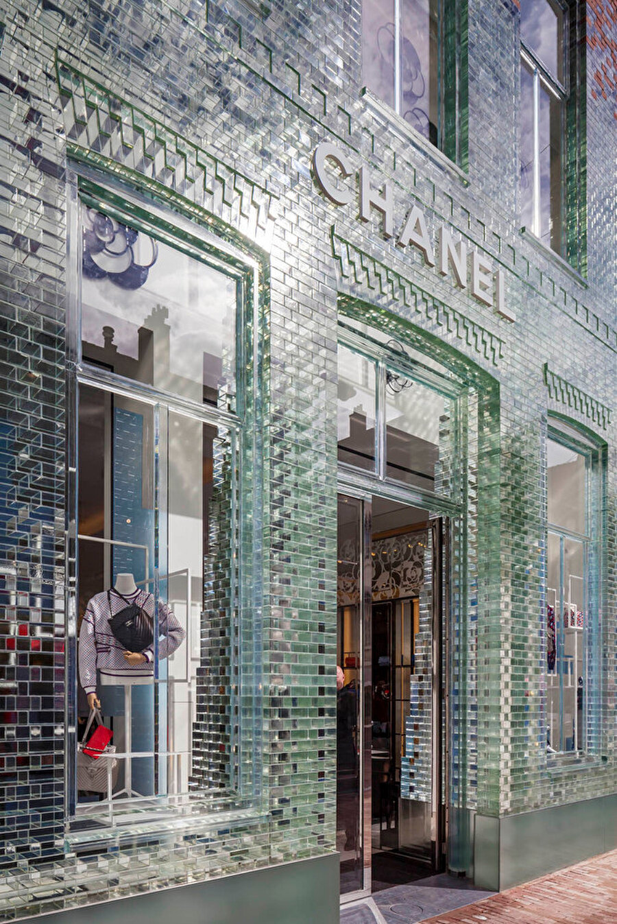 Şu anda binada Chanel mağazası yer alıyor.