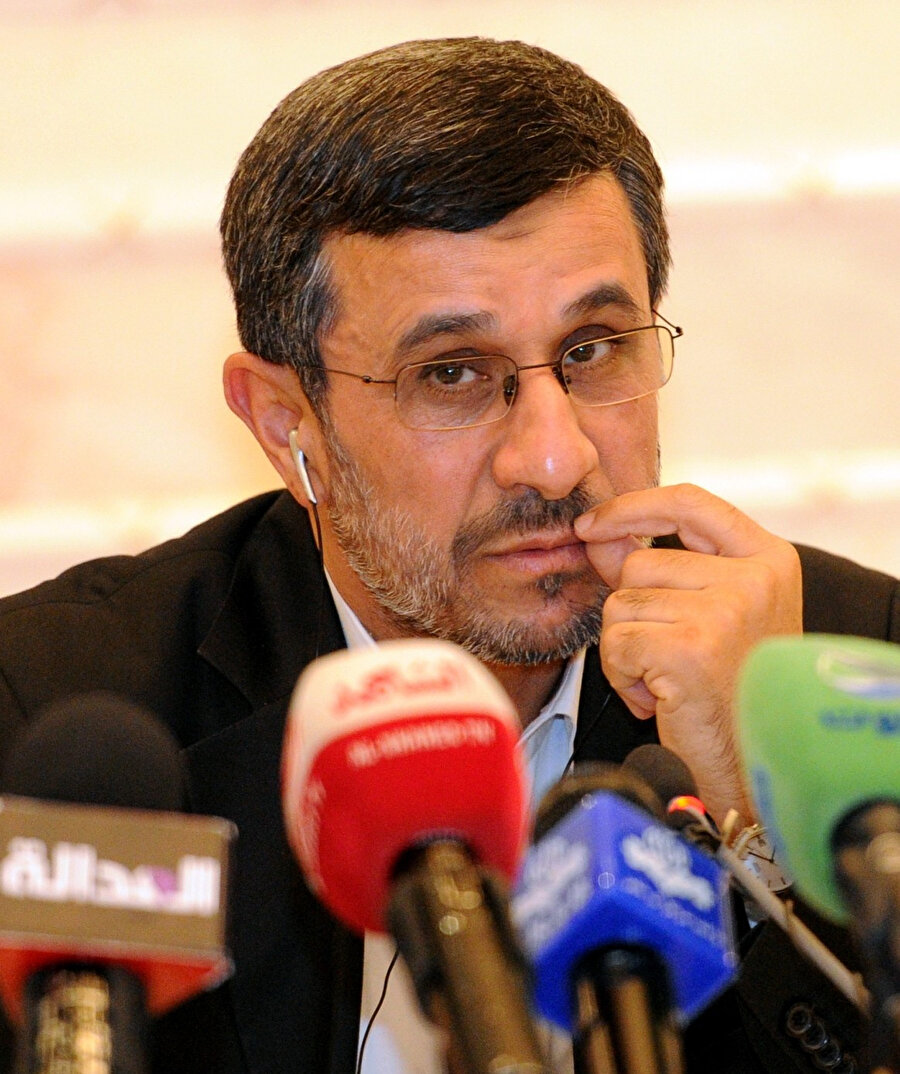 Cumhurbaşkanlığı adaylığı veto edilen İran'ın eski cumhurbaşkanlarından Mahmud Ahmedinejad son yıllarda İran yönetimiyle ters düşecek söylemleriyle gündeme gelmişti.