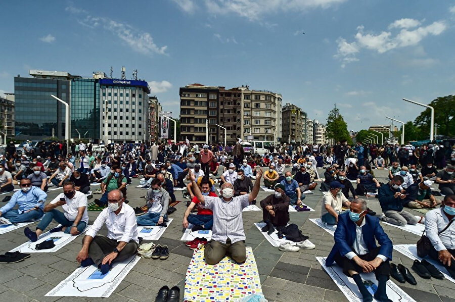 İbadete açıldı: Taksim Camii’nde ilk namaz