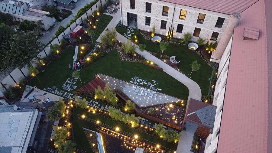 İzmir'de bulunan 1200 metrekarelik iki katlı taş yapı, hem kültürel mirasa hem de konumlandığı bölgeye kazandırılıyor.