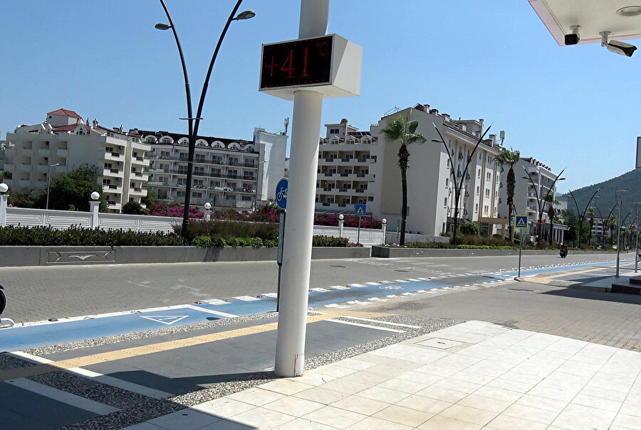 Plajlar doldu: Marmaris'te sıcaklık 41 dereceyi gördü