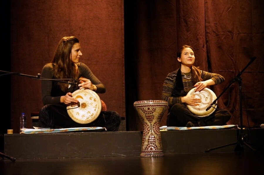 Dümbelek nedir?” dedi, “Baba sevdiğim kız hatrına gidiyorum.” diyemedim.