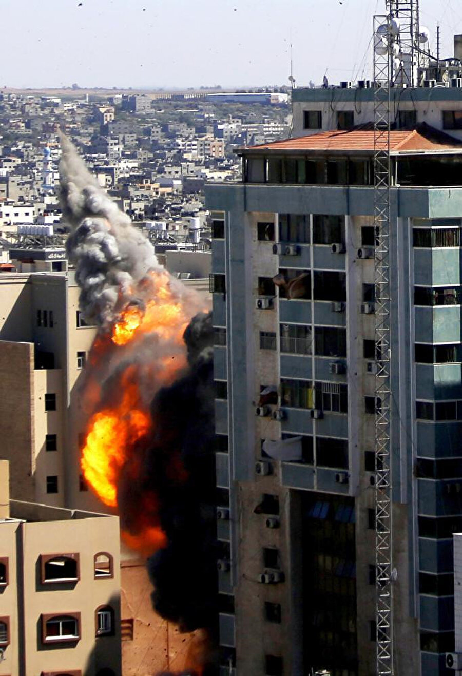 İsrail saldırılarında yerle bir edilen, çok sayıda basın ofisinin yer aldığı El-Cela binası.