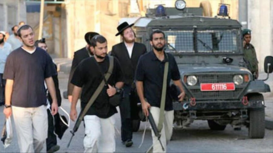Pek çok İsrail kentinde silahlı Yahudi yerleşimciler Filistinlilerin ev ve işyerlerine saldırdı. 