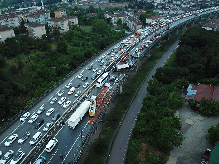 TEM'de zincirleme kaza: 20'den fazla araç birbirine girdi