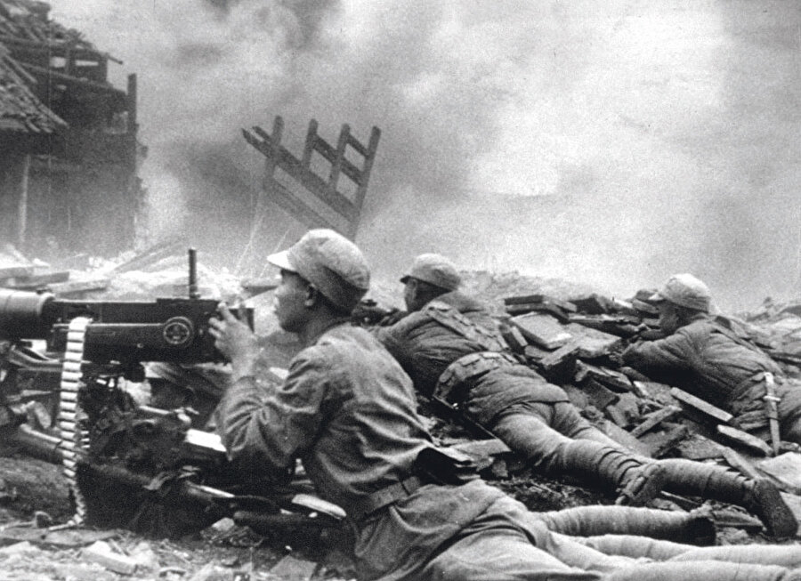 Bir savaş çıkarsa kaç kişinin öleceğini düşünelim. Bugün dünyada 2,7 milyar insan var, bunun üçte biri yok olabilir. Eğer bu sayı yarıdan fazla olursa, 1,5 milyar civarı insan ölebilir ve yine 1,5 milyar civarı insan hayatta kalabilir. Ancak sonuçta emperyalizm yerle bir edilecek ve bütün dünya sosyalist olacaktır. Ardından birkaç yıl içerisinde dünya nüfusu tekrar 2,7 milyar olur.