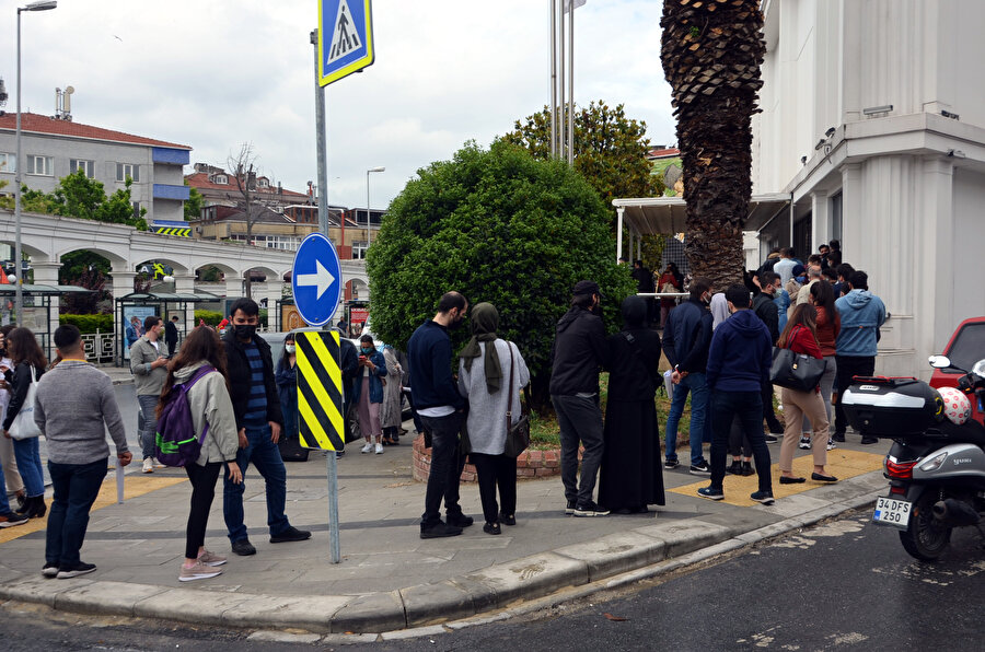 İstanbul'da 'evlilik' kuyruğu: Tarih almak için sabahtan soluğu nikah dairesi önünde aldılar