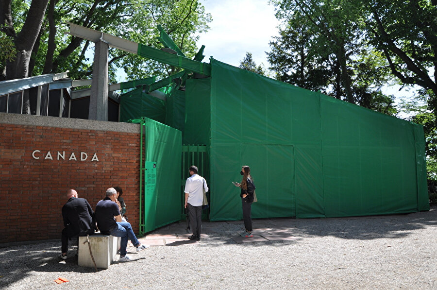 Kanada’nın Venedik’teki sabit pavyonu sergi konsepti dahilinde yeşil perde ile kaplanmış.