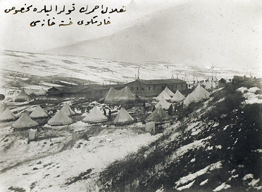 Kızılay’ın koleralılara mahsus Hadımköy Hastahanesi’ni gösteren Balkan Savaşı yıllarına ait bir fotoğraf (Kızılay Fotoğraf Arşivi).