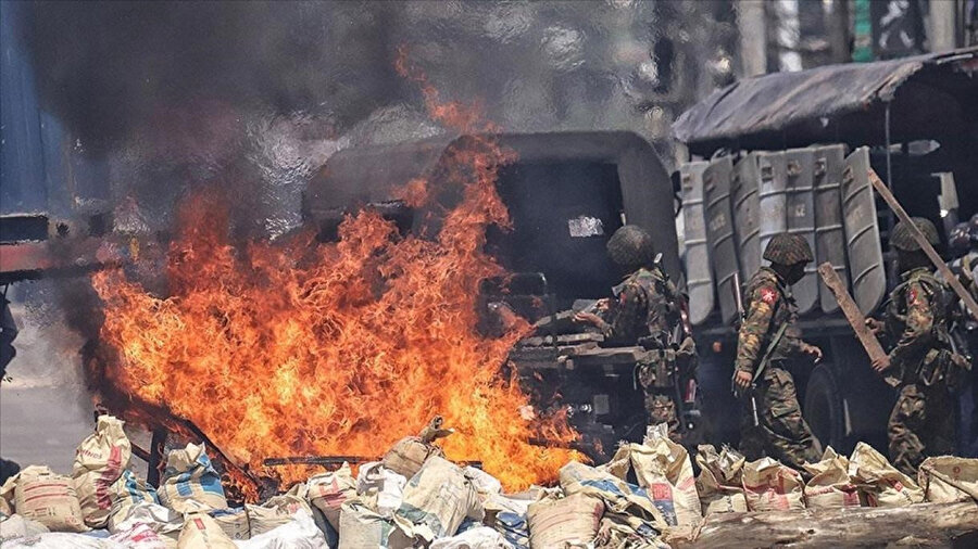 Myanmar'da darbecilerle darbe karşıtları arasındaki çatışmalar devam ediyor. 