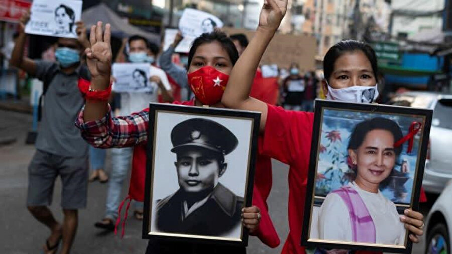 Darbe sonrası yapılan gösterilerde, 2014 yılında Tayland'daki askeri darbe sonrası eylemcilerin kullandığı 3 parmaklı el işaretini, Myanmarlı protestocular da kullanıyor. İddialara göre üç parmak; özgürlük, eşitlik ve kardeşliği ifade ediyor.