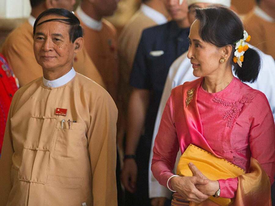 Myanmar devrik liderleri: Eski Dışişleri Bakanı Aung San Suu Çii (sağda) ile Eski Devlet Başkanı Win Myint (solda).